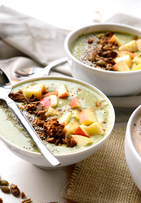 green-apple-pie-smoothie-bowl