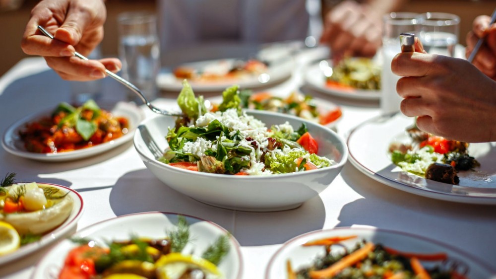 People having a healthy dinner.